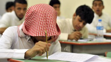 السعودية.. جدل على فيديو معلم يلعب “البلوت” مع تلاميذه والأستاذ يوضح موقفه