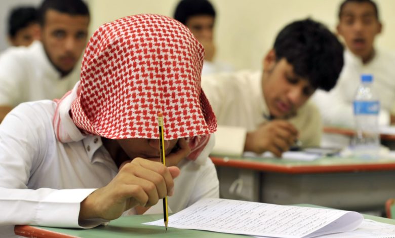 السعودية.. جدل على فيديو معلم يلعب “البلوت” مع تلاميذه والأستاذ يوضح موقفه