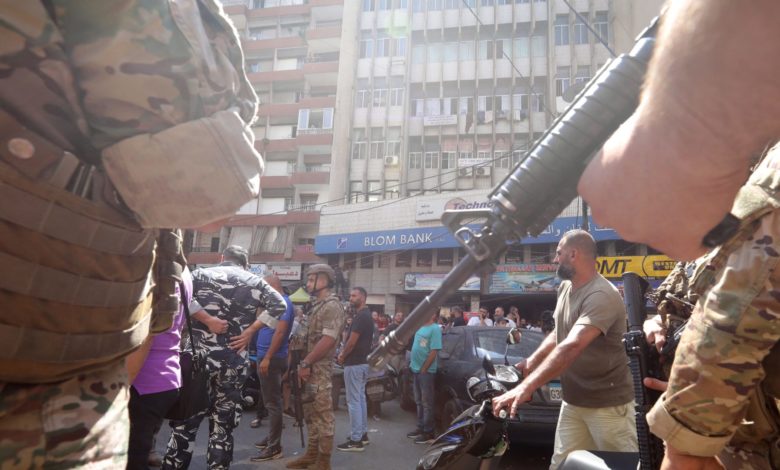 مع اقتحام عدة مصارف.. وزير الداخلية اللبناني يحذر من “جهات” تدفع المودعين لتنفيذ “أجندات معينة”