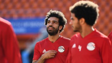 تداول فيديو محمد صلاح يلتقط صورة تذكارية “مفاجئة” مع عروسين وهو بقميص المنتخب