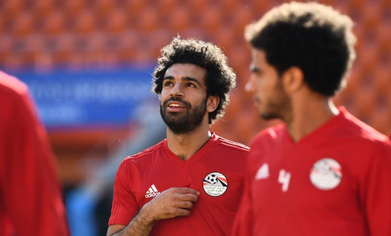 تداول فيديو محمد صلاح يلتقط صورة تذكارية “مفاجئة” مع عروسين وهو بقميص المنتخب